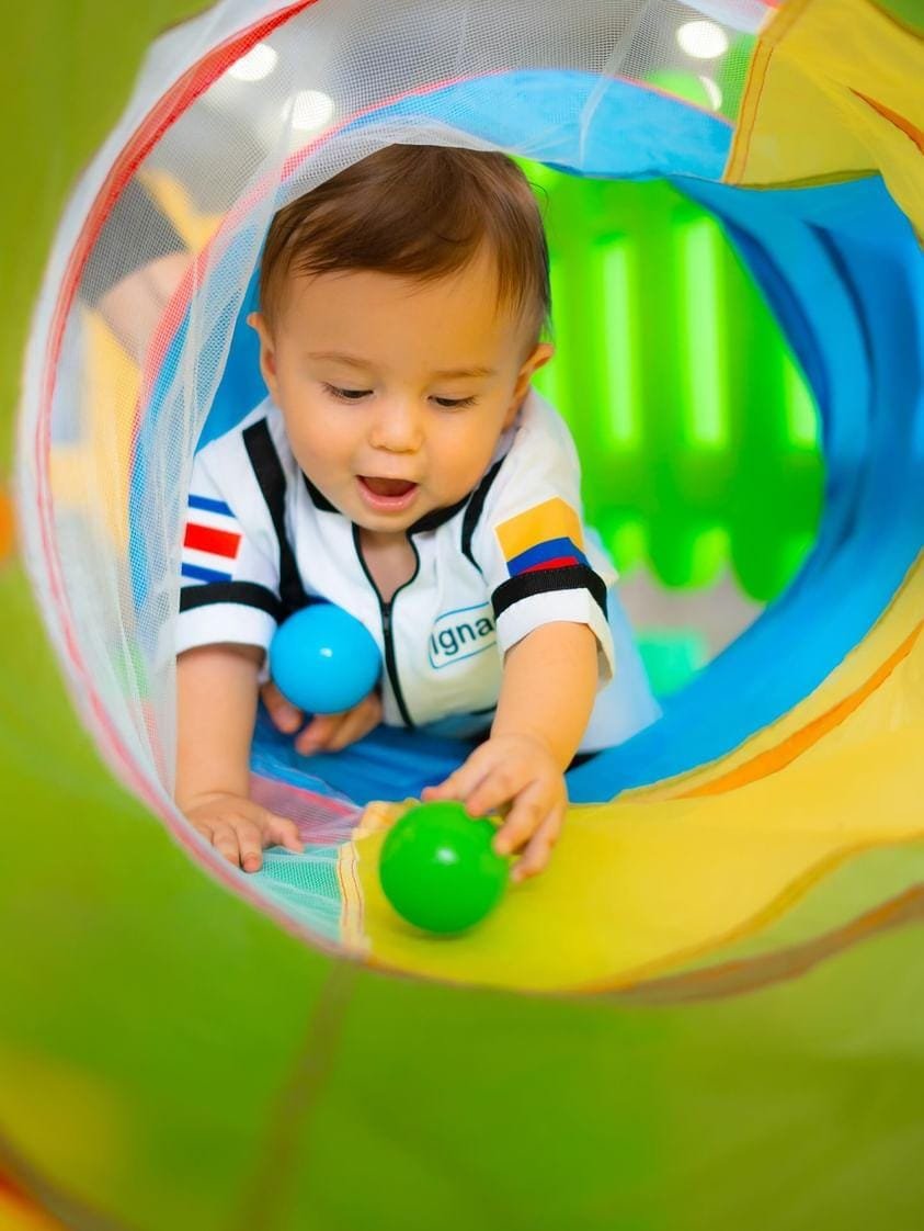 Niño jugando